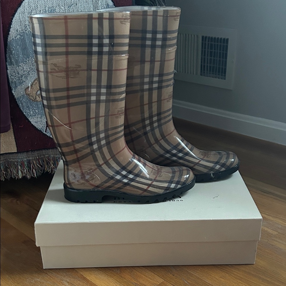 Burberry BOOTS size 9 NIB